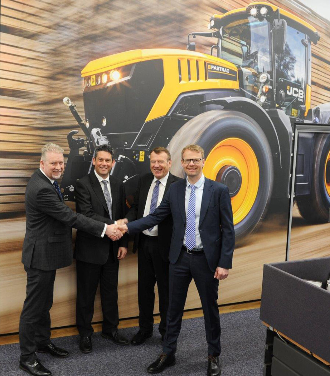 Rosendal Maskin AS overtar agenturet på JCB AgriLine i Norge. F.v. Mike Poxon - regionsdirektør Skandinavia i JCB, Steve Smith - salgsdirektør eksport Europa i JCB Sales, Kåre Rosendal - styreleder i Rosendal Maskin AS og Ole Marius Rosendal - daglig leder i Rosendal Maskin AS. Rosendal Maskin AS overtar agenturet på JCB AgriLine i Norge. F.v. Mike Poxon - regionsdirektør Skandinavia i JCB, Steve Smith - salgsdirektør eksport Europa i JCB Sales, Kåre Rosendal - styreleder i Rosendal Maskin AS og Ole Marius Rosendal - daglig leder i Rosendal Maskin AS.