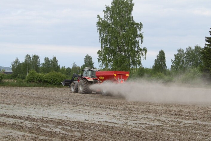Taktoren har 1050mm brede bakdekk, mens vogna har 800mm-dekk. Dette gir god flyteevne og mindre jordpakking. Taktoren har 1050mm brede bakdekk, mens vogna har 800mm-dekk. Dette gir god flyteevne og mindre jordpakking.