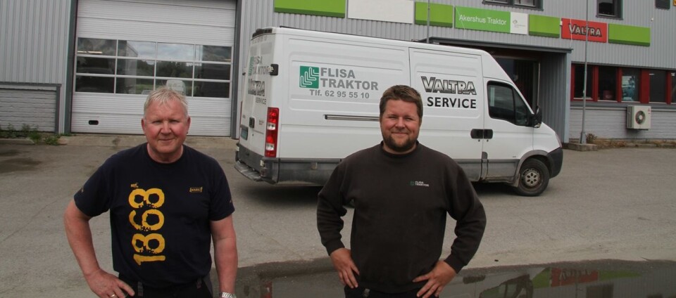 Dagens drivere av Flisa Traktor, Svein Graaberget og Thomas Graaberget, blir med videre i det nye samlokaliserte selskapet med Akershus Traktor og Eiksenteret på Flisa. (Arkivfoto: Håkon Bjerke) Svein og Thomas Graaberget foran lokalene til Flisa Traktor
