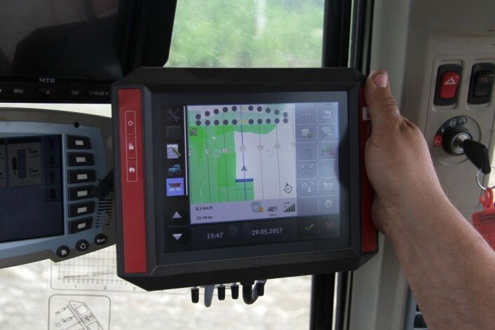 GPS-terminalen gir Tom Erik full kontroll på doseringen av kalken GPS-terminalen gir Tom Erik full kontroll på doseringen av kalken
