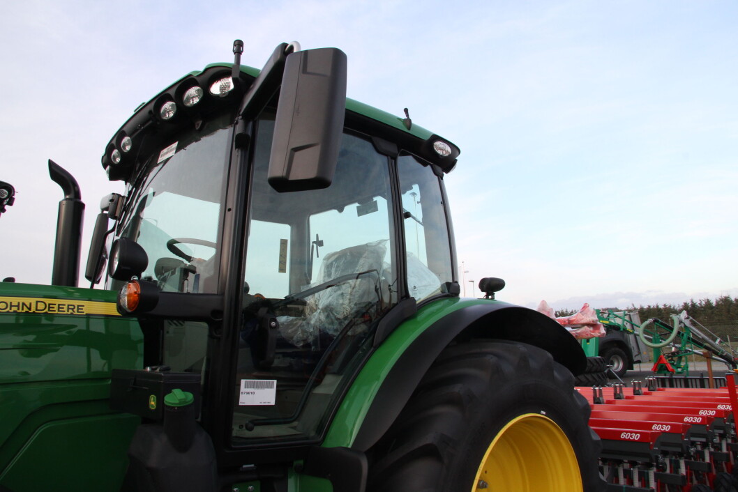 Er fem stolpar det ideelle på ei traktorhytte? John Deere lar deg velje mellom fire eller fem på 6R-serien. Er fem stolpar det ideelle på ei traktorhytte? John Deere lar deg velje mellom fire eller fem på 6R-serien.