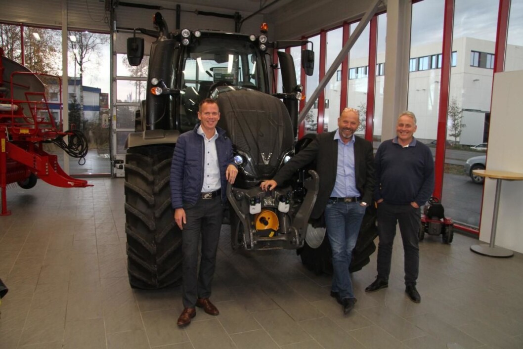 - Foreløpig ingen planer, sier Arnt Sigve Undheim (her sammen med Bjørn Rygg i BRI og Ole Hveem i Akershus Traktor). Foto: H. Bjerke. - Foreløpig ingen planer, sier Arnt Sigve Undheim (her sammen med Bjørn Rygg i BRI og Ole Hveem i Akershus Traktor). Foto: H. Bjerke.