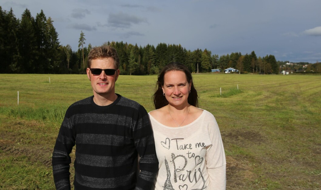 Her skal det stå! Randi Iren Liverud og Erlend Teig skal igang med å bygge nytt melkefjøs i Spydeberg. Foto: Gråkjær