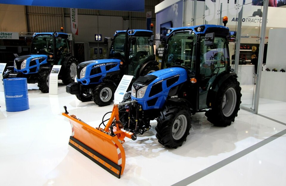 Tre små Landini-traktorer utstilt på standen til Argo Tractors på Agritechnica 2017.