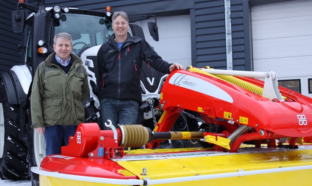 Importsjef Sven-Åge Myrvang sammen med Hans Kristian Høstad, produktspesialist på Pöttinger. Foto: S. Bigseth Importsjef Sven-Åge Myrvang sammen med Hans Kristian Høstad, produktspesialist på Pöttinger. Foto: S. Bigseth
