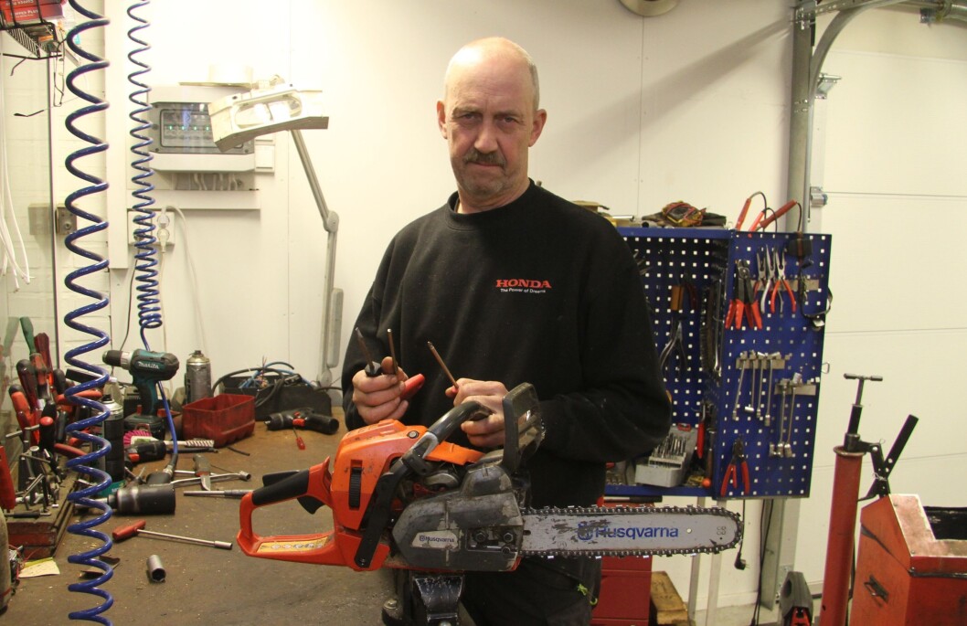 Gunnar Paulsrud anbefaler ikke å blande ut bensin til motorsaga selv. Foto: Håkon Bjerke Gunnar Paulsrud anbefaler ikke å blande ut bensin til motorsaga selv. Foto: Håkon Bjerke
