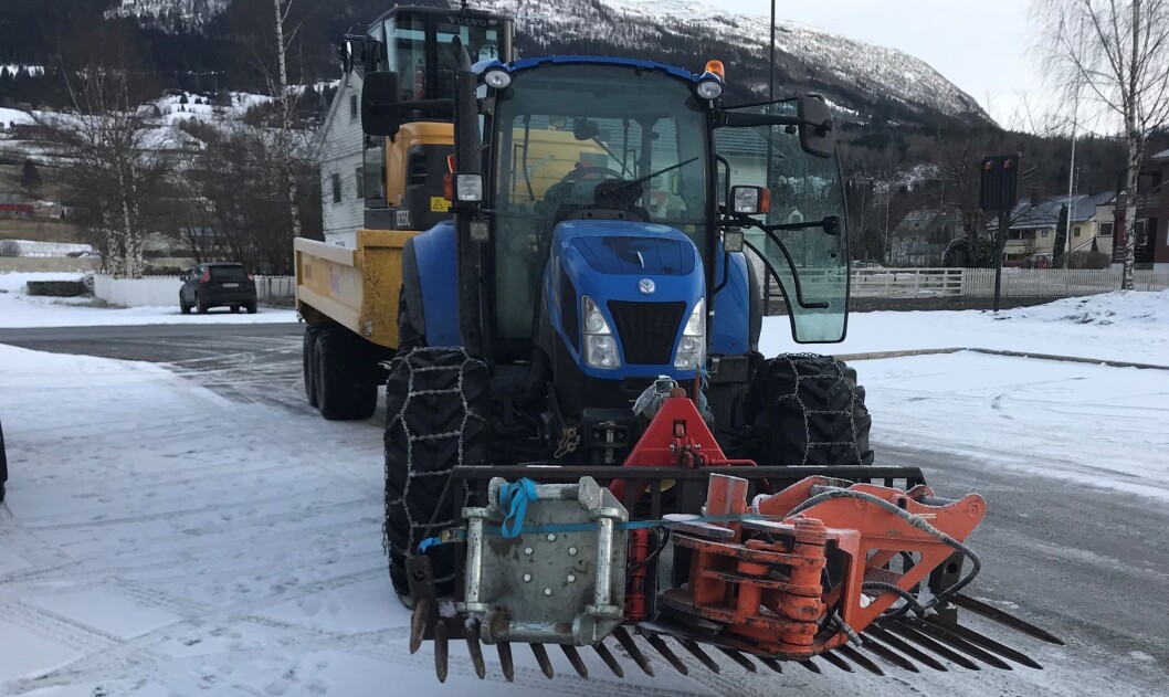 Traktor stanset med last på steinsvans i frontlasteren. Foto: Statens vegvesen Traktor stanset med last på steinsvans i frontlasteren. Foto: Statens vegvesen