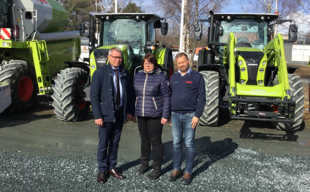 Fra venstre: Micheal Husfeldt, administrerende direktør Norwegian Agro Machinery, Berit Lyngsaunet, daglig leder Trøndelag Traktor, Trond Arne Bredesen, daglig leder Lena Maskin. Pressefoto.