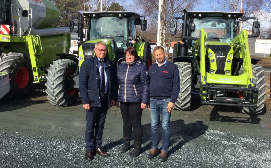 Fra venstre: Micheal Husfeldt, administrerende direktør Norwegian Agro Machinery, Berit Lyngsaunet, daglig leder Trøndelag Traktor, Trond Arne Bredesen, daglig leder Lena Maskin. Pressefoto. Fra venstre: Micheal Husfeldt, administrerende direktør Norwegian Agro Machinery, Berit Lyngsaunet, daglig leder Trøndelag Traktor, Trond Arne Bredesen, daglig leder Lena Maskin. Pressefoto.