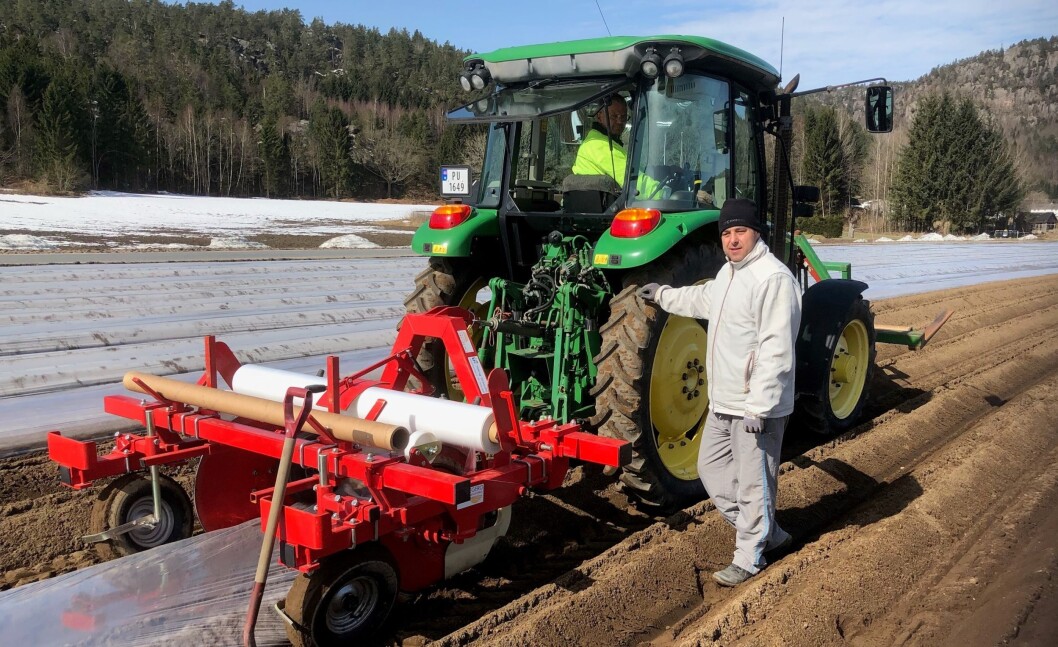 Jan Magne Nærebø i traktor og Grzegrz Poplawski i gang med setting av tidligpoteter i Reddal. Foto: Tom Sigurd Dokkedal Jan Magne Nærebø i traktor og Grzegrz Poplawski i gang med setting av tidligpoteter i Reddal. Foto: Tom Sigurd Dokkedal