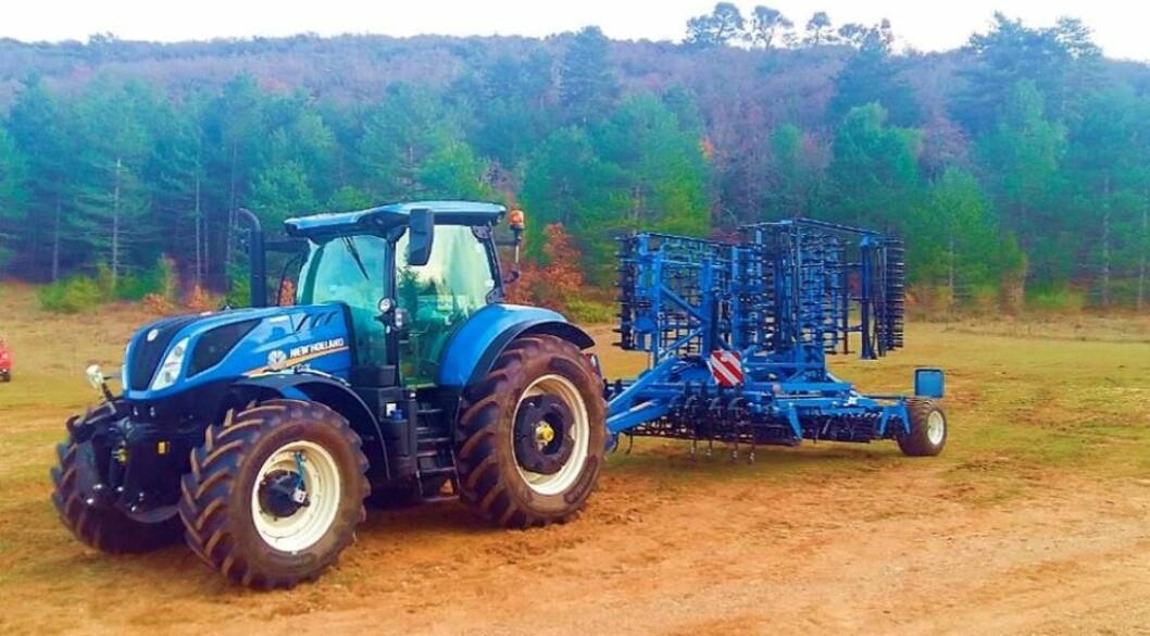 De nye jordarbeidingsredskapene til New Holland blir blå som traktorene, mens høstemaskinene blir gule. Foto: New Holland