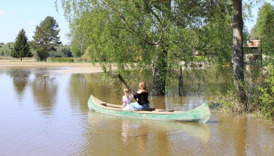Helene og Marie Holtung Drognes må ta kanoen fatt når gardsveien er blitt en vannvei.