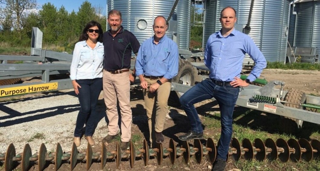 Jo og Shane Kelly sammen med Calvin Stead fra Kelly Engineering og Argo Kukk fra estiske Agri Partner. Pressefoto Jo og Shane Kelly sammen med Calvin Stead fra Kelly Engineering og Argo Kukk fra estiske Agri Partner. Pressefoto