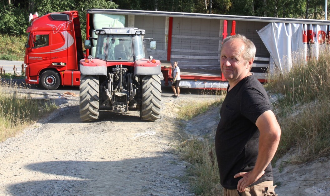 Stein Bentstuen kan smile. Vinterfôret er sikret takket være leveranse fra Nederland. Foto: S. Bigseth Stein Bentstuen kan smile. Vinterfôret er sikret takket være leveranse fra Nederland. Foto: S. Bigseth