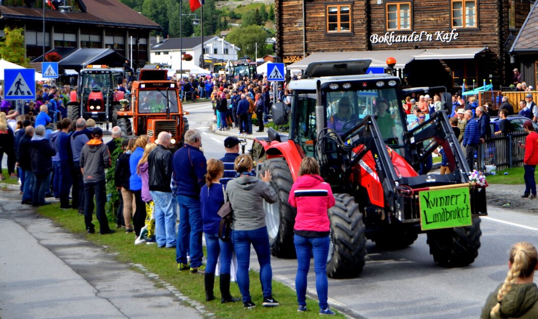 Litt regn la ingen demper på fjorårets traktorparade i Vågå. Foto: Privat Litt regn la ingen demper på fjorårets traktorparade i Vågå. Foto: Privat