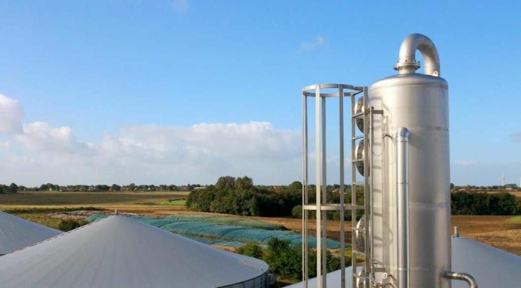 Bildet viser et dansk gardsanlegg for biogass som er oppgardert med utstyr for å rense biogassen for CO2. Foto: Ammonga