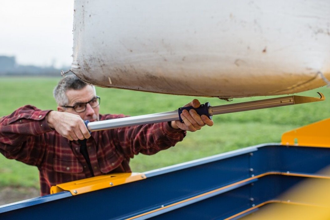 Denne kniven med lang arm fra Yara minimerer faren ved å åpne storsekker. Foto: produsenten Denne kniven med lang arm fra Yara minimerer faren ved å åpne storsekker. Foto: produsenten
