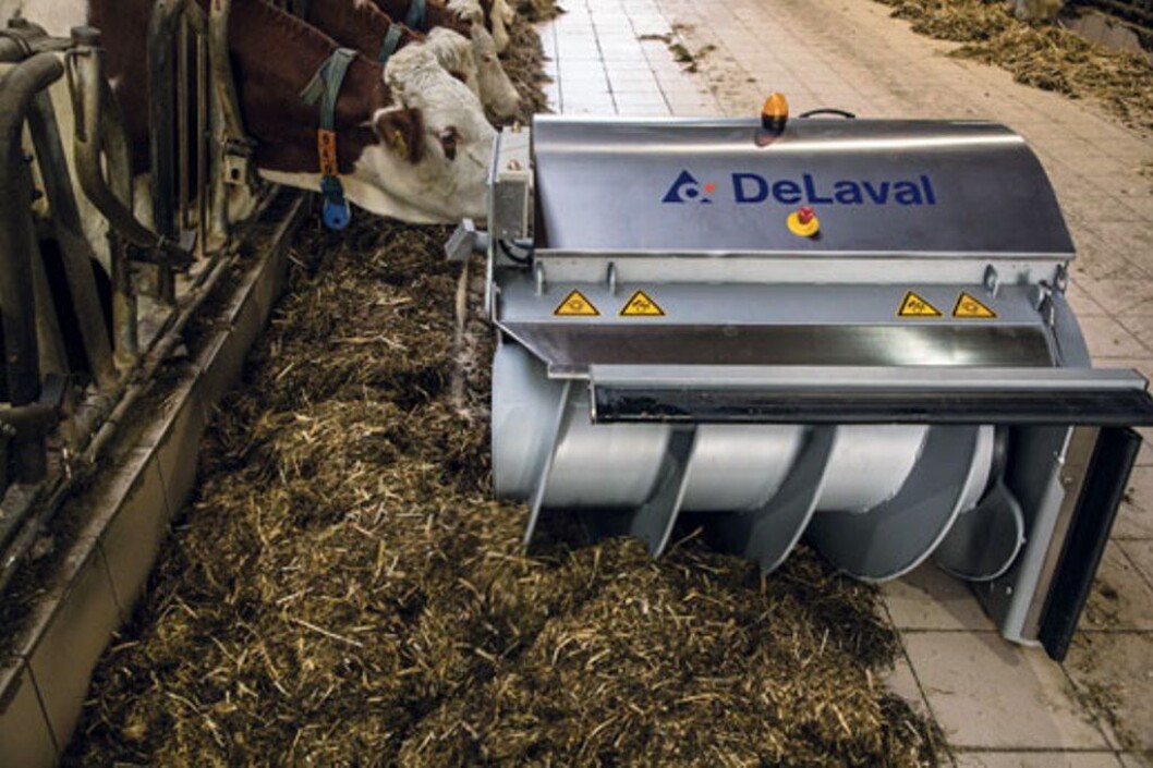 Fôrroben blander fôret samtidig som det skyves inn mot dyra. Foto: produsenten Fôrroben blander fôret samtidig som det skyves inn mot dyra. Foto: produsenten