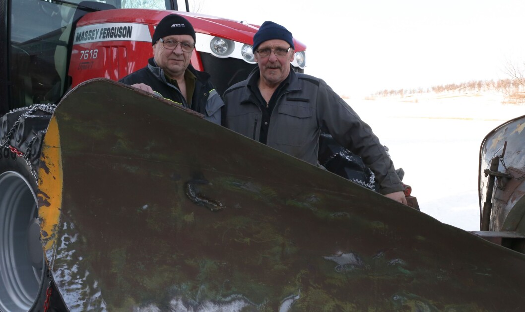 Pål Rudolf og Ola Vik var med i Småsmart i fjor. De brøyter med en sjølmodifisert spissplog i front og har laget veiskjær av en dieseltank. Foto: Ola Tande Pål Rudolf og Ola Vik var med i Småsmart i fjor. De brøyter med en sjølmodifisert spissplog i front og har laget veiskjær av en dieseltank. Foto: Ola Tande