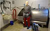 Arne Lien i melkerommet på garden Øvre Laksfors.
