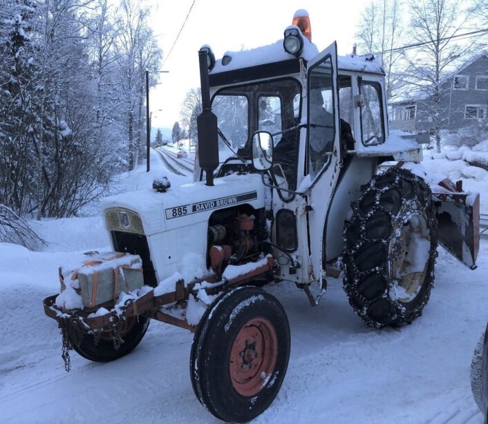 David Brown 885 i snørydding av gardsvei David Brown 885 i snørydding av gardsvei