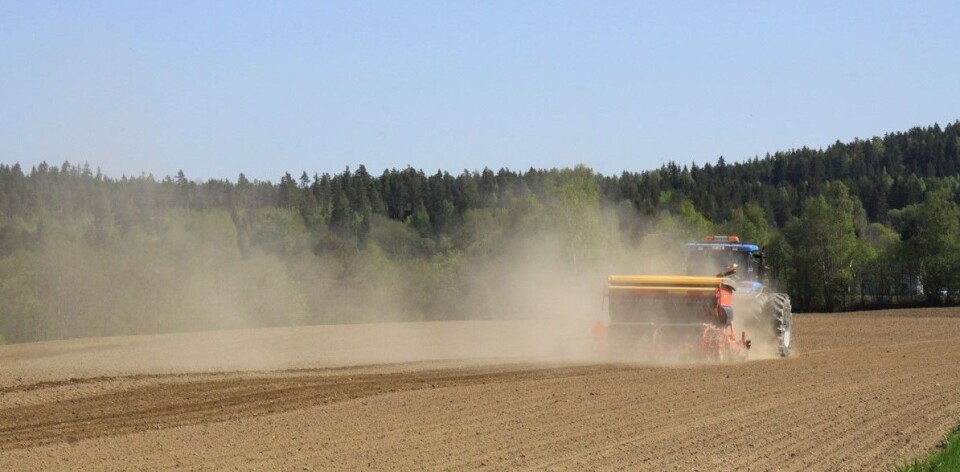Landbruket er i endring. Foto: S. Bigseth Såmaskin ute på et tørt jorde med støvskya stående bak