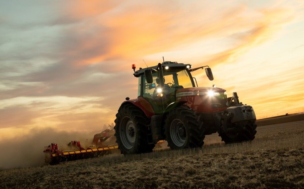 MF 7719S med en Vaderstad Carrier i gang på jordet. Foto: Agco MF 7719S med en Vaderstad Carrier i gang på jordet. Foto: Agco