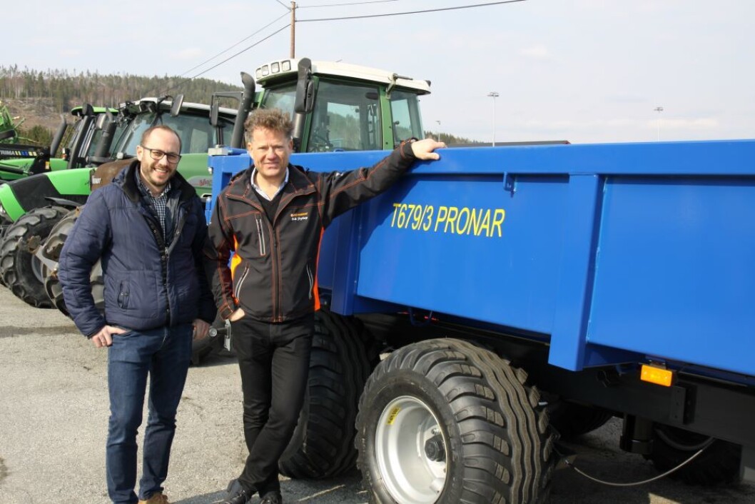 Łukasz Wąs fra Pronar og Erik Grefberg, adm.dir i A-K maskiner. Foto: S. Bigseth Łukasz Wąs fra Pronar og Erik Grefberg, adm.dir i A-K maskiner. Foto: S. Bigseth