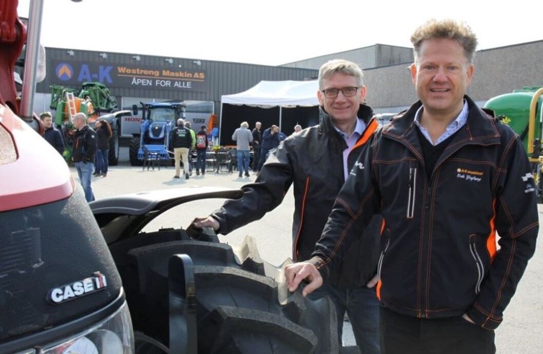 Sigbjørn Westreng og Erik Grefberg ved åpningen av A-K Westreng maskin Bjørkelangen. Foto: S. Bigseth Sigbjørn Westreng og Erik Grefberg ved åpningen av A-K Westreng maskin Bjørkelangen. Foto: S. Bigseth