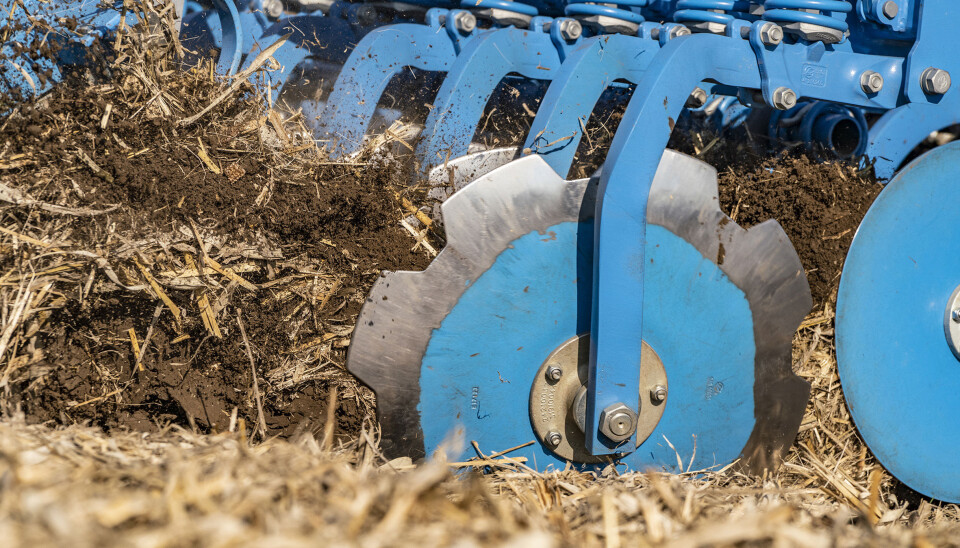 Det er full stans i produksjonen hos Lemken som følge av cyberangrepet. Blå skålharv i jorda