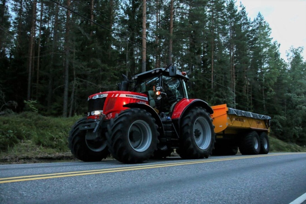 Husk at de samme reglene for mobilbruk gjelder enten du kjører traktor eller bil langs offentlig vei. Husk at de samme reglene for mobilbruk gjelder enten du kjører traktor eller bil langs offentlig vei.