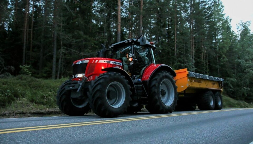 Nyere traktorer som er registrert for hastighet over 40 km/t, må inn til kontroll om de brukes til annet enn egen primærnæring.