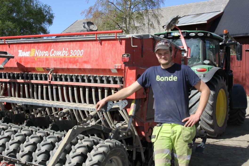 På garden Ullern må de så om igjen deler av høstkornet. Martin gjør klar såmaskinen fra Tume. På garden Ullern må de så om igjen deler av høstkornet. Martin gjør klar såmaskinen fra Tume.
