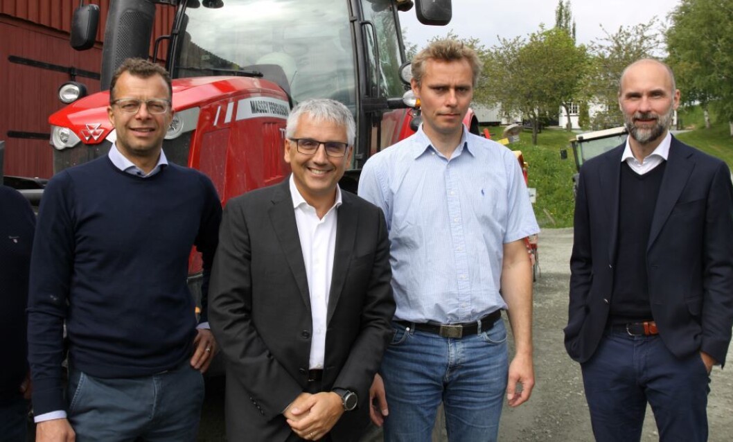 Jon Magne Sæter (t.v.) fra Eiksenteret Midt-Norge og Trond Kjempekjenn (t.h), adm.dir i Eikmaskin tok med seg MF-sjefen Francesco Quaranta på besøk til Ola Borten Moe, som kjører Massey Ferguson. Jon Magne Sæter (t.v.) fra Eiksenteret Midt-Norge og Trond Kjempekjenn (t.h), adm.dir i Eikmaskin tok med seg MF-sjefen Francesco Quaranta på besøk til Ola Borten Moe, som kjører Massey Ferguson.