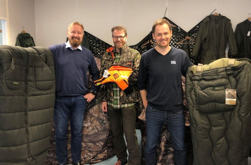 Jørgen Thingelstad (t.v.) og Kenneth Rønnestad (t.h.) viser fram hver sin posteringspose fra Corinthia, mens Lars Erik Wethal (midten) holder en GPS-vest med integrert flyteelement til hund fra Kardog. Jørgen Thingelstad (t.v.) og Kenneth Rønnestad (t.h.) viser fram hver sin posteringspose fra Corinthia, mens Lars Erik Wethal (midten) holder en GPS-vest med integrert flyteelement til hund fra Kardog.