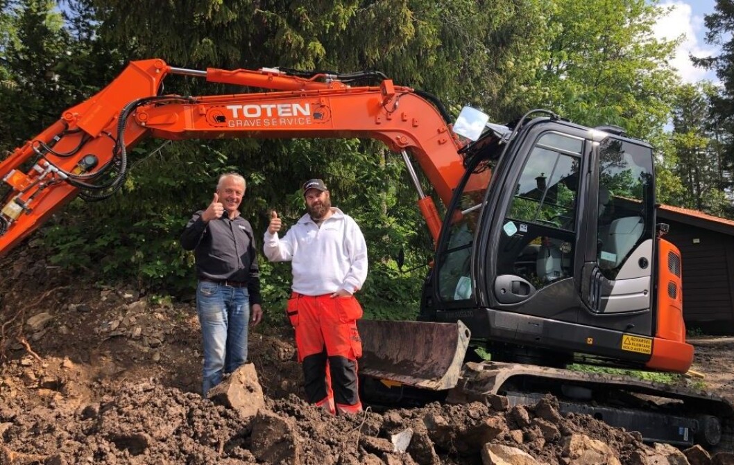 Maskinselger i Nasta, Helge Myrhaug, og Svein Olav Moa Odden, daglig leder i Toten Graverservice. Pressefoto Maskinselger i Nasta, Helge Myrhaug, og Svein Olav Moa Odden, daglig leder i Toten Graverservice. Pressefoto