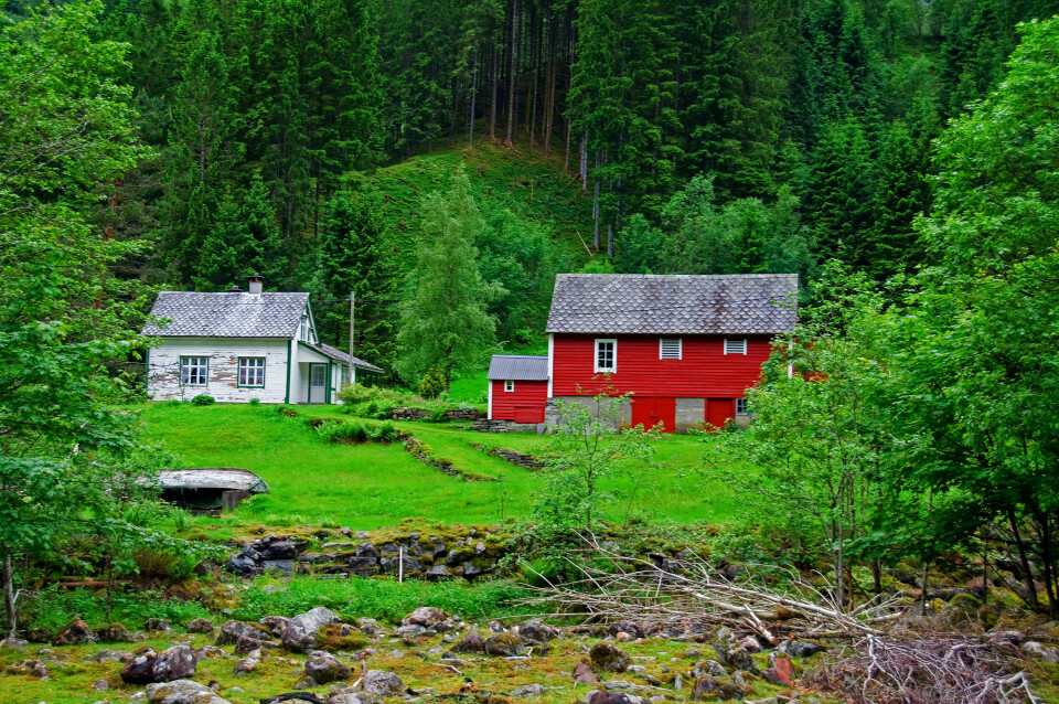 For hvert år som går er det færre som bor på landbrukseiendommer i Norge. Foto: colourbox.com