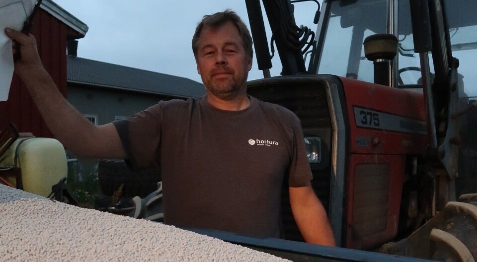 Gjødsler tredjeslåtten i juli