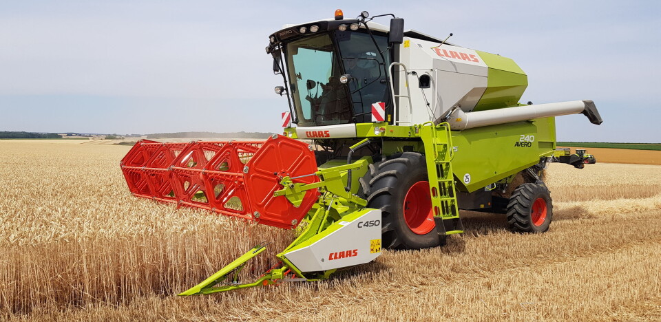 Claas Avero i drift i kornåkeren et sted i Europa.