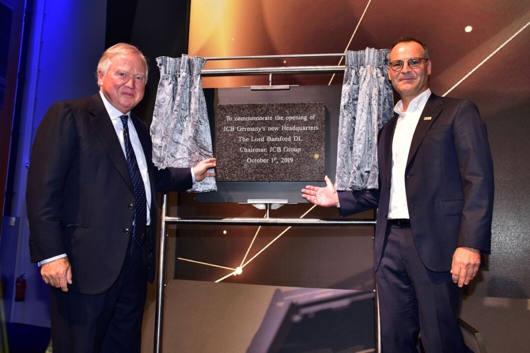 Lord Bamford og Frank Zander, adm.dir i JCB Germany, ved åpningen av det nye hovedkontoret. Lord Bamford og Frank Zander, adm.dir i JCB Germany, ved åpningen av det nye hovedkontoret.