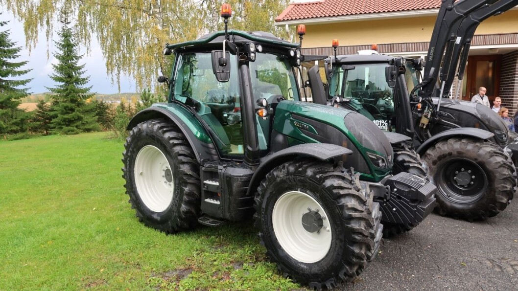 En spesialbestilt Valtra N154 med vinterdekk fra Nokian. En spesialbestilt Valtra N154 med vinterdekk fra Nokian.