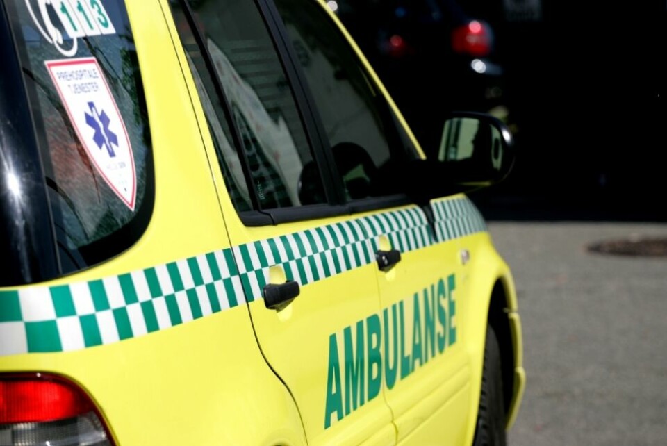 En mann ble kjørt til sykehus etter fall mot et rundballespyd. Foto: Colourbox