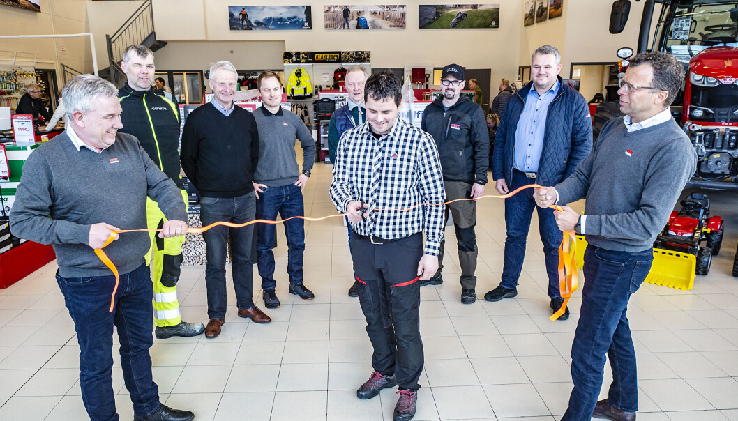 Åpning av Eiksenteret Oppdal 5.3.2020. Kåre Helge Engdal (Eiksenteret Midt-Norge avd. Oppdal) klipper snora som markerer den offisielle åpningen av det nye Eiksenteret i Oppdal. Snorholdere er salgssjef Øyvind Wekre til venstre og daglig leder Jon Magne Sæter til høyre. Bak fra venstre, Gudmund Sande (Consto), Ingvar Særther (Consto), Ola Tande (Eiksenteret Midt-Norge), Øyvind Woland (Agco Finance), Jan Eirik Holden (Eiksenteret Midt-Norge), Geir Åge Lyng (Eikmaskin AS). Åpning av Eiksenteret Oppdal 5.3.2020. Kåre Helge Engdal (Eiksenteret Midt-Norge avd. Oppdal) klipper snora som markerer den offisielle åpningen av det nye Eiksenteret i Oppdal. Snorholdere er salgssjef Øyvind Wekre til venstre og daglig leder Jon Magne Sæter til høyre. Bak fra venstre, Gudmund Sande (Consto), Ingvar Særther (Consto), Ola Tande (Eiksenteret Midt-Norge), Øyvind Woland (Agco Finance), Jan Eirik Holden (Eiksenteret Midt-Norge), Geir Åge Lyng (Eikmaskin AS).