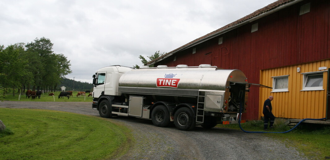 Tine melkebil på gardstun. Tine melkebil på gardstun.