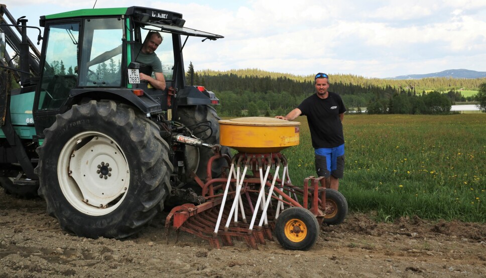 Arve Voldhaug i traktoren, Geir Goflebakken bak med såmaskinen fra Stokland