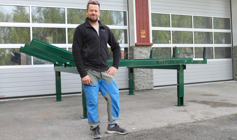 Øyvind Schulstadsveen står smilende foran et grønt Woodflex stokkebord.