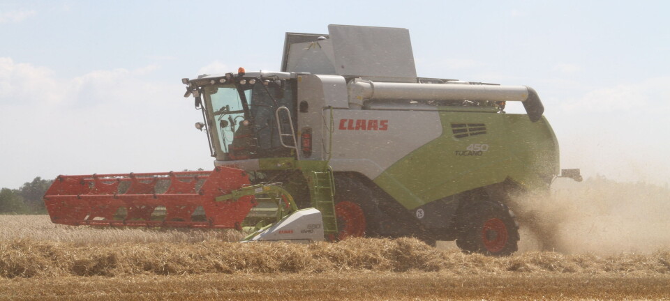 Når det støver godt, som rundt denne Claas Tucano 450, bør du holde et øye med temperaturen. En Claas-tresker ute i moden åker mens støvskya står bak den.