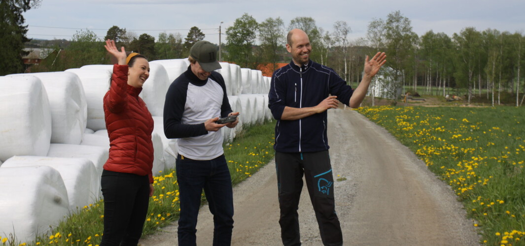 Karina Hjartlie, prosjektkoordinator i Future Farm, Simon Arenberg fra inFuture og pilotbonde Jon Erik Borgen fra Romedal vinker til kameraet i drona . Karina Hjartlie, prosjektkoordinator i Future Farm, Simon Arenberg fra inFuture og pilotbonde Jon Erik Borgen fra Romedal vinker til kameraet i drona .