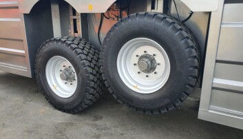 Det er hydraulisk løft på fremre akslel. Det er hydraulisk løft på fremre akslel.
