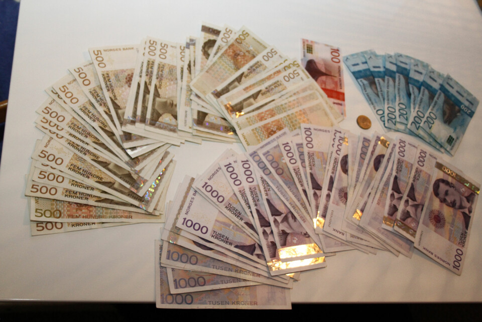 Norske pengesedler på et bord. Tusenlapper, 500-lapper, 200-lapper og en 100-lapp.